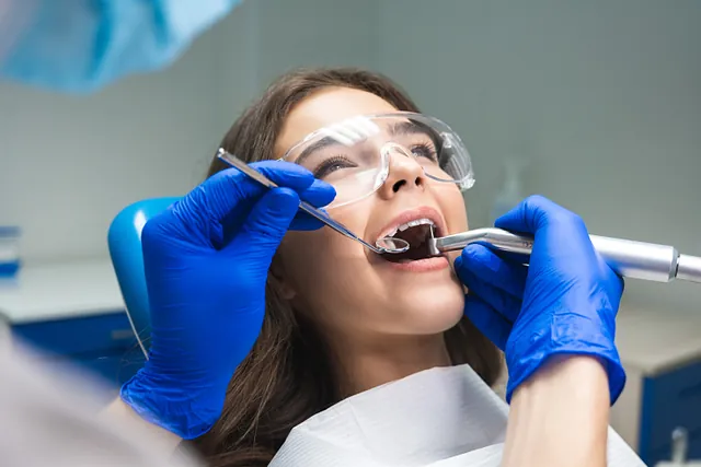 mujer en dentista